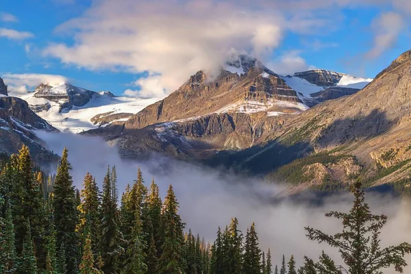 Blå Himmel Och Moln Över Banff Mountains — Stockfoto