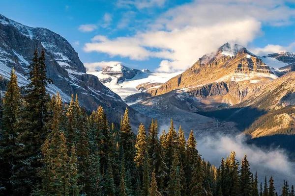 Μπλε Ουρανός Και Σύννεφα Πάνω Από Βουνά Banff — Φωτογραφία Αρχείου