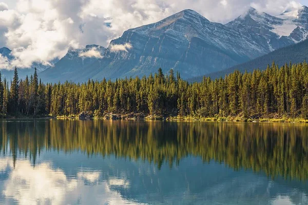 Panoramabergen Reflektioner Herbert Lake — Stockfoto