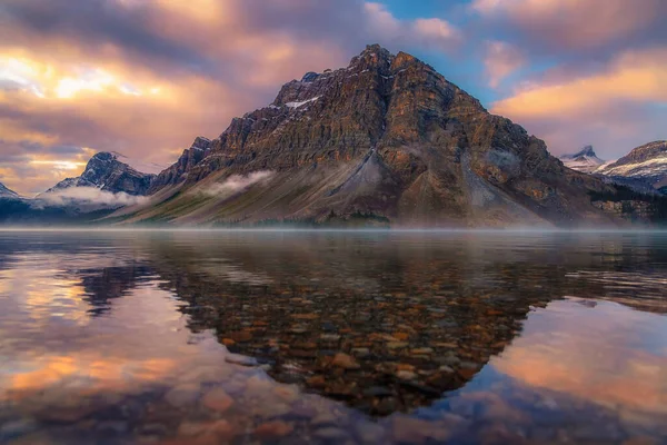 Bow Lake Sunrise Mountain Gondolatok — Stock Fotó