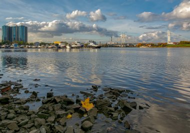 Rybatsky; 10; Nevsky bölgesi; Saint Petersburg; Rusya. Rybatsky 'deki Neva Nehri kıyısındaki Vostochny Yat Kulübü. 