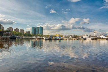 Rybatsky; 10; Nevsky bölgesi; Saint Petersburg; Rusya. Rybatsky 'deki Neva Nehri kıyısındaki Vostochny Yat Kulübü. 