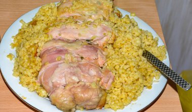 Yeni yıl sofrasında şenlik yemekleri. Pirinçli Türkiye.