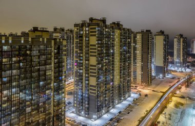 Ust-Slavyanka yerleşiminde Sovetsky Prospekt 'te yeni konut inşaatı. St. Petersburg 'da. - Rusya. 29 Ocak 2021. 