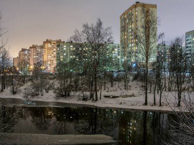 Ust-Slavyanka yerleşim yerindeki Zavodskaya Caddesi 'nde yeni konut binalarının geliştirilmesi. St. Petersburg 'da. - Rusya. 29 Ocak 2021. Yeni bir bölgedeki gece manzarası. 
