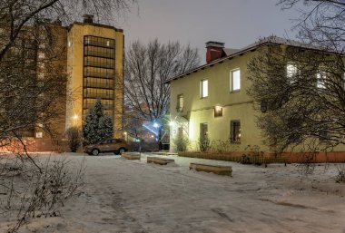 Ust-Slavyanka yerleşim yerindeki Zavodskaya Caddesi 'nde yeni konut binalarının geliştirilmesi. St. Petersburg 'da. - Rusya. 29 Ocak 2021. Yeni bir bölgedeki gece manzarası. 