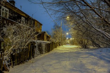 Ust-Slavyanka yerleşim yerindeki Zavodskaya Caddesi 'nde yeni konut binalarının geliştirilmesi. St. Petersburg 'da. - Rusya. 29 Ocak 2021. Yeni bir bölgedeki gece manzarası. 