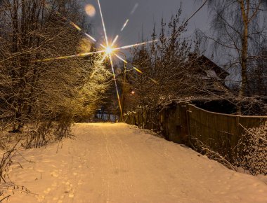 Ust-Slavyanka yerleşim yerindeki Zavodskaya Caddesi 'nde yeni konut binalarının geliştirilmesi. St. Petersburg 'da. - Rusya. 29 Ocak 2021. Yeni bir bölgedeki gece manzarası. 