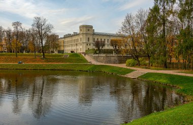 Gatchina 'daki Palace Park, 18. yüzyıla dayanan bu şehrin en önemli ilgi alanlarından biri. Bölgesi 143 hektardan fazladır ve görkemli imparatorluk bahçesi şehrin orta kesimindedir. Babanın merkez figürü.