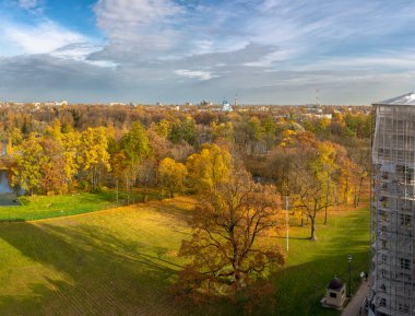 Gatchina 'daki Palace Park, bu şehrin 18. yüzyıla dayanan en önemli ilgi alanlarından biri. Bölgesi 143 hektardan fazladır ve görkemli imparatorluk bahçesi şehrin merkezinde yer almaktadır.. 