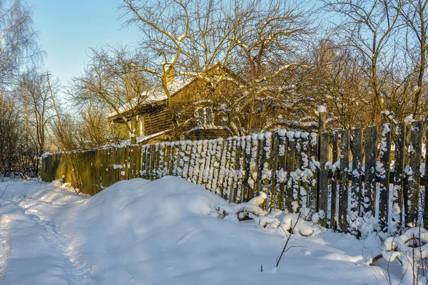 在乌斯季 斯拉夫扬卡村建造新住宅区地区的旧木房残余物 — 图库照片