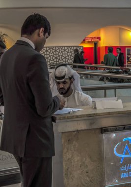 Abu Dabi Uluslararası Havaalanı. Abu Dabi, Birleşik Arap Emirlikleri. 27 Ocak 2014. Etihad Havayolları için ev portu.