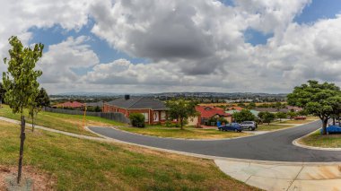 28 Frederick Rise, Narre Warren South, Victoria, Avustralya. 20 Ocak 2014. Melbourne Banliyölerinde yaz yürüyüşü, Narre Warren South. 