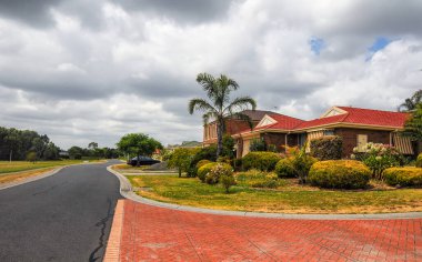 Menindee Terrace, Narre Warren South, Victoria, Avustralya. 20 Ocak 2014. Melbourne Banliyölerinde yaz yürüyüşü, Narre Warren South. 