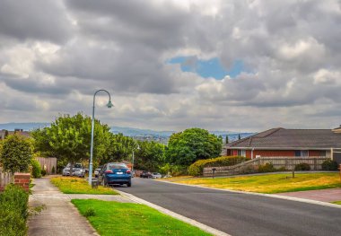 Menindee Terrace, Narre Warren South, Victoria, Avustralya. 20 Ocak 2014. Melbourne Banliyölerinde yaz yürüyüşü, Narre Warren South. 