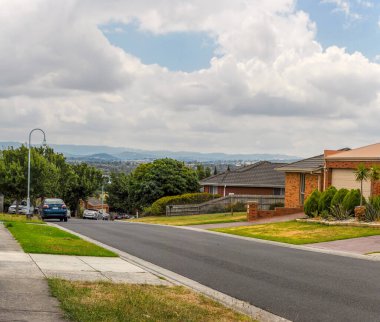 Menindee Terrace, Narre Warren South, Victoria, Avustralya. 20 Ocak 2014. Melbourne Banliyölerinde yaz yürüyüşü, Narre Warren South. 