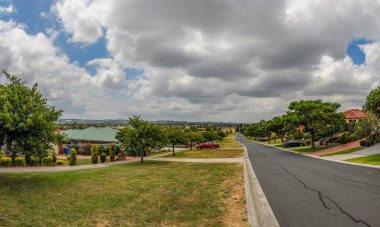 24 Frederick Rise, Narre Warren South, Victoria, Avustralya. 20 Ocak 2014. Melbourne Banliyölerinde yaz yürüyüşü, Narre Warren South. 