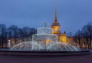 Yılbaşından önce St. Petersburg sokaklarında ve parklarda şenlik süslemeleri. 