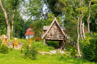 Sula köyü, 14, Stolbtsovsky bölgesi, Minsk bölgesi, Belarus. 9 Ağustos 2019. Antik Slav inanç ve tarikatlarının mekanı. Tanrıların Panteonu bir tapınaktır. Cadının evi. Stone 