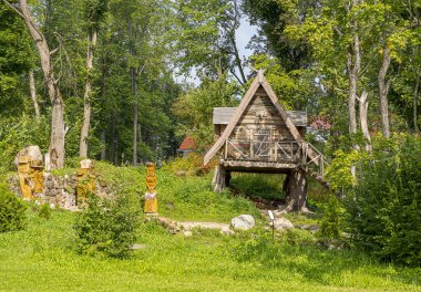 Sula köyü, 14, Stolbtsovsky bölgesi, Minsk bölgesi, Belarus. 9 Ağustos 2019. Antik Slav inanç ve tarikatlarının mekanı. Tanrıların Panteonu bir tapınaktır. Cadının evi. Stone 