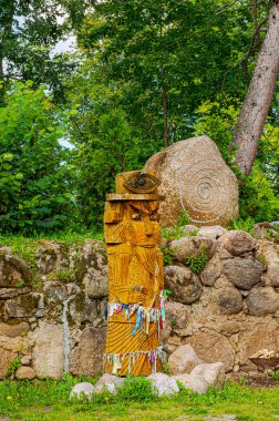 Sula köyü, 14, Stolbtsovsky bölgesi, Minsk bölgesi, Belarus. 9 Ağustos 2019. Antik Slav inanç ve tarikatlarının mekanı. Tanrıların Panteonu bir tapınaktır. Cadının evi. Stone 