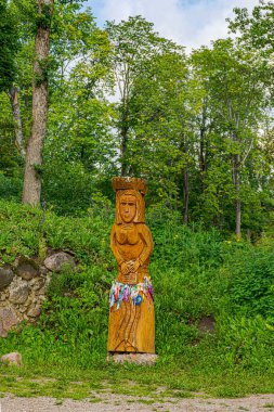 Sula köyü, 14, Stolbtsovsky bölgesi, Minsk bölgesi, Belarus. 9 Ağustos 2019. Antik Slav inanç ve tarikatlarının mekanı. Tanrıların Panteonu bir tapınaktır. Cadının evi. Stone 