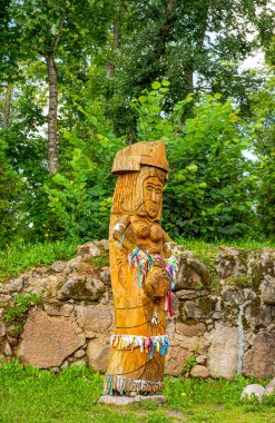 Sula köyü, 14, Stolbtsovsky bölgesi, Minsk bölgesi, Belarus. 9 Ağustos 2019. Antik Slav inanç ve tarikatlarının mekanı. Tanrıların Panteonu bir tapınaktır. Cadının evi. Stone 