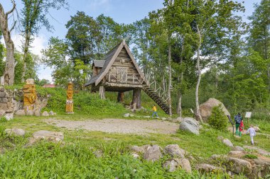 Sula köyü, 14, Stolbtsovsky bölgesi, Minsk bölgesi, Belarus. 9 Ağustos 2019. Antik Slav inanç ve tarikatlarının mekanı. Tanrıların Panteonu bir tapınaktır. Cadının evi. Stone 