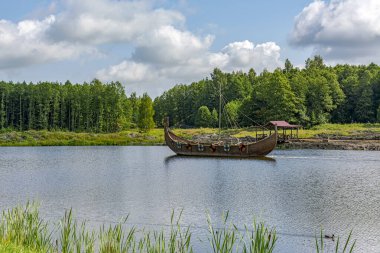 Sula köyü, 14, Stolbtsovsky bölgesi, Minsk bölgesi, Belarus. 9 Ağustos 2019. Viking teknesiyle seyahat et, Drakkar. Beyaz Rusya Cumhuriyeti 'ndeki Sula Etkileşimli Tarih Parkı. 