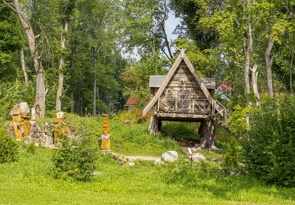 Sula köyü, 14, Stolbtsovsky bölgesi, Minsk bölgesi, Belarus. 9 Ağustos 2019. Antik Slav inanç ve tarikatlarının mekanı. Tanrıların Panteonu bir tapınaktır. Cadının evi. Stone 