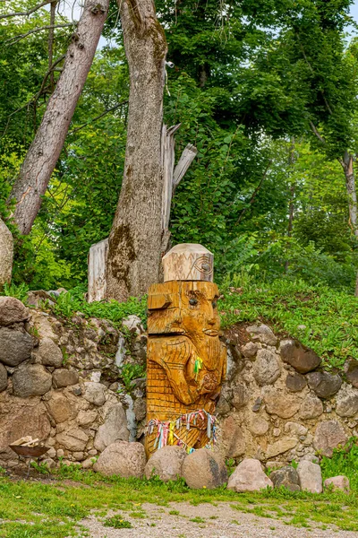 Sula köyü, 14, Stolbtsovsky bölgesi, Minsk bölgesi, Belarus. 9 Ağustos 2019. Antik Slav inanç ve tarikatlarının mekanı. Tanrıların Panteonu bir tapınaktır. Cadının evi. Stone 