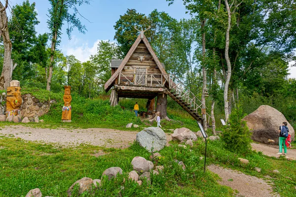 Sula köyü, 14, Stolbtsovsky bölgesi, Minsk bölgesi, Belarus. 9 Ağustos 2019. Antik Slav inanç ve tarikatlarının mekanı. Tanrıların Panteonu bir tapınaktır. Cadının evi. Stone 