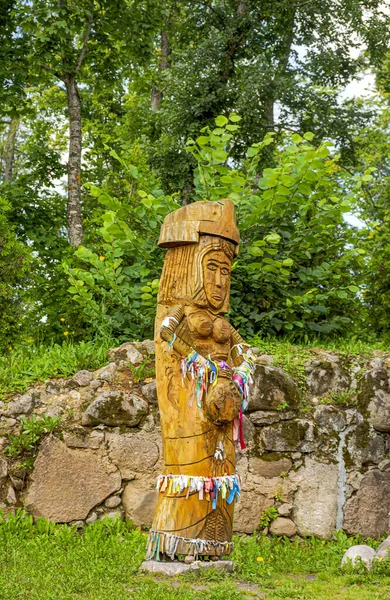 Sula köyü, 14, Stolbtsovsky bölgesi, Minsk bölgesi, Belarus. 9 Ağustos 2019. Antik Slav inanç ve tarikatlarının mekanı. Tanrıların Panteonu bir tapınaktır. Cadının evi. Stone 