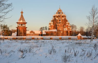Leningrad bölgesindeki Nevsky orman parkında bulunan Katedral. 16 Aralık 2012. 