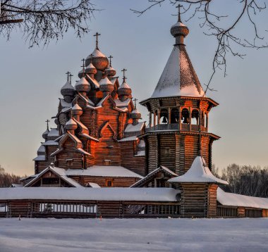 Leningrad bölgesindeki Nevsky orman parkında bulunan Katedral. 16 Aralık 2012. 