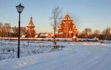 Leningrad bölgesindeki Nevsky orman parkında bulunan Katedral. 16 Aralık 2012. 