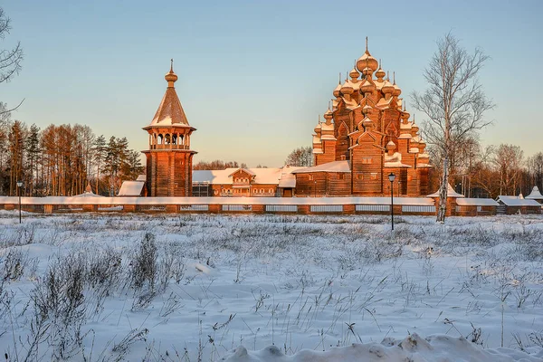 Leningrad bölgesindeki Nevsky orman parkında bulunan Katedral. 16 Aralık 2012. 