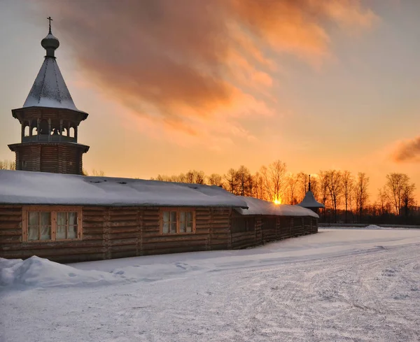Leningrad bölgesindeki Nevsky orman parkında bulunan Katedral. 16 Aralık 2012. 