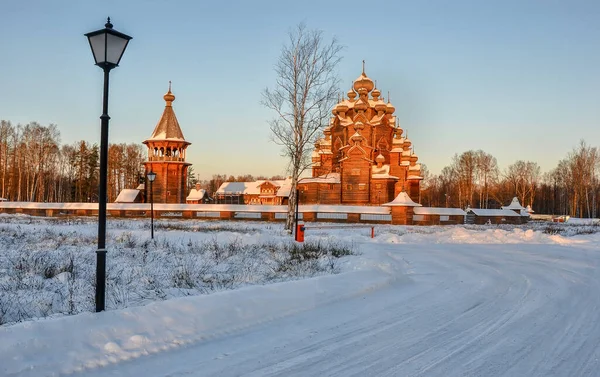 Leningrad bölgesindeki Nevsky orman parkında bulunan Katedral. 16 Aralık 2012. 