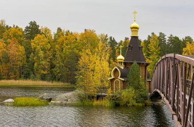 Melnikovskoe kırsal yerleşimi, Vuoksa nehri, Leningrad bölgesi, Priozersky bölgesi, Rusya. 1 Ekim 2021. Birinci Çağrı St. Andrew Kilisesi, dünyada suyun ortasında tek taş üzerinde duran tek kilisedir.