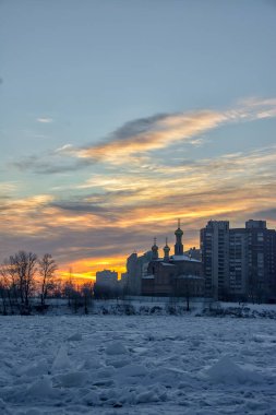 Neva Nehri 'nin sağ kıyısından St. Petersburg' un Rybatskoye bölgesindeki yerleşim yerlerinin görüntüsü. 