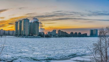Neva Nehri 'nin sağ kıyısından St. Petersburg' un Rybatskoye bölgesindeki yerleşim yerlerinin görüntüsü. 
