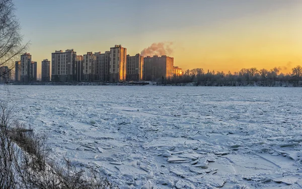 Vista Los Edificios Residenciales Distrito Rybatskoye San Petersburgo Desde Orilla — Foto de Stock
