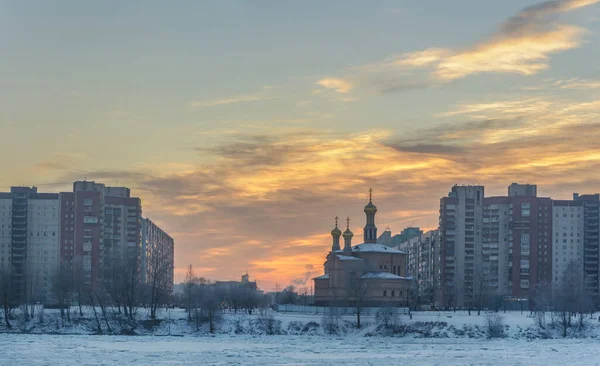 ネヴァ川右岸からサンクトペテルブルクのRybatskoye地区の住宅建築物の眺め — ストック写真