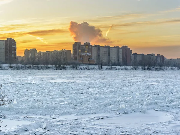 Utsikt Över Bostadshus Stadsdelen Rybatskoye Sankt Petersburg Från Floden Nevas — Stockfoto