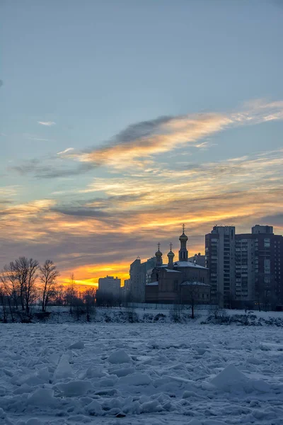 ネヴァ川右岸からサンクトペテルブルクのRybatskoye地区の住宅建築物の眺め — ストック写真