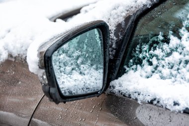 Bir damla damlatarak ve yağışlı karla şehirde erime. 