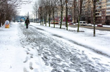 Bir damla damlatarak ve yağışlı karla şehirde erime. 