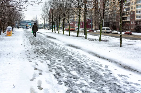 城里下起了水滴 下起了大雪 融化了 免版税图库照片