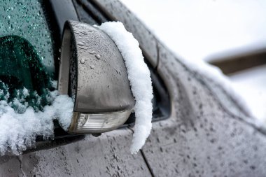 Bir damla damlatarak ve yağışlı karla şehirde erime. 